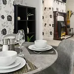 Stylish Home, Sleeps 6, Free Parking, Smart Tv, Free Wi-fi, Perfect For Groups דירה