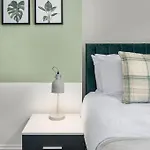 דירה Stylish Home, Sleeps 6, Free Parking, Smart Tv, Free Wi-fi, Perfect For Groups *