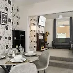 Stylish Home, Sleeps 6, Free Parking, Smart Tv, Free Wi-fi, Perfect For Groups רדקאר