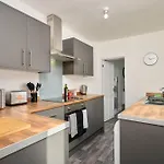 Stylish Home, Sleeps 6, Free Parking, Smart Tv, Free Wi-fi, Perfect For Groups * רדקאר