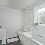 Stylish Home, Sleeps 6, Free Parking, Smart Tv, Free Wi-fi, Perfect For Groups * רדקאר
