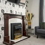 Stylish Home, Sleeps 6, Free Parking, Smart Tv, Free Wi-fi, Perfect For Groups *