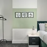 Stylish Home, Sleeps 6, Free Parking, Smart Tv, Free Wi-fi, Perfect For Groups רדקאר