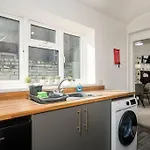 Stylish Home, Sleeps 6, Free Parking, Smart Tv, Free Wi-fi, Perfect For Groups