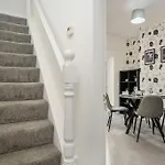 Stylish Home, Sleeps 6, Free Parking, Smart Tv, Free Wi-fi, Perfect For Groups דירה *