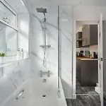 Stylish Home, Sleeps 6, Free Parking, Smart Tv, Free Wi-fi, Perfect For Groups דירה רדקאר