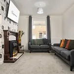 Stylish Home, Sleeps 6, Free Parking, Smart Tv, Free Wi-fi, Perfect For Groups דירה
