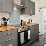 Stylish Home, Sleeps 6, Free Parking, Smart Tv, Free Wi-fi, Perfect For Groups דירה רדקאר