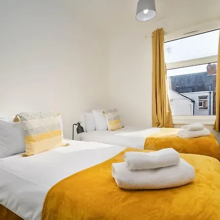 דירה Stylish Home, Sleeps 6, Free Parking, Smart Tv, Free Wi-fi, Perfect For Groups