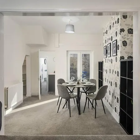 דירה Stylish Home, Sleeps 6, Free Parking, Smart Tv, Free Wi-fi, Perfect For Groups