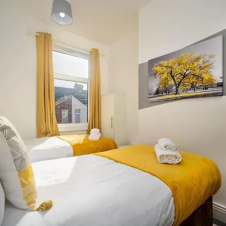 Stylish Home, Sleeps 6, Free Parking, Smart Tv, Free Wi-fi, Perfect For Groups *