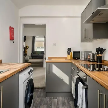 Апартаменты Stylish Home, Sleeps 6, Free Parking, Smart Tv, Free Wi-fi, Perfect For Groups