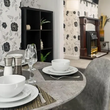 Stylish Home, Sleeps 6, Free Parking, Smart Tv, Free Wi-fi, Perfect For Groups דירה