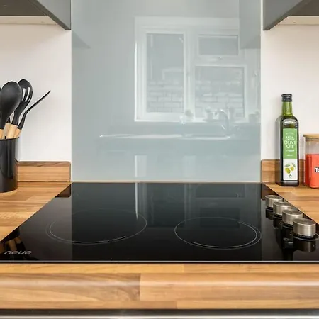 Stylish Home, Sleeps 6, Free Parking, Smart Tv, Free Wi-fi, Perfect For Groups דירה *