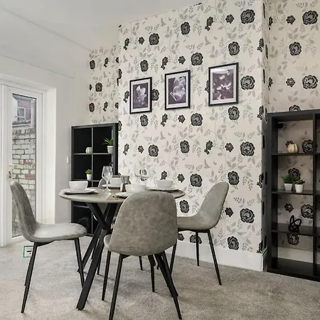 Stylish Home, Sleeps 6, Free Parking, Smart Tv, Free Wi-fi, Perfect For Groups *