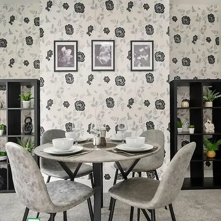 דירה Stylish Home, Sleeps 6, Free Parking, Smart Tv, Free Wi-fi, Perfect For Groups רדקאר