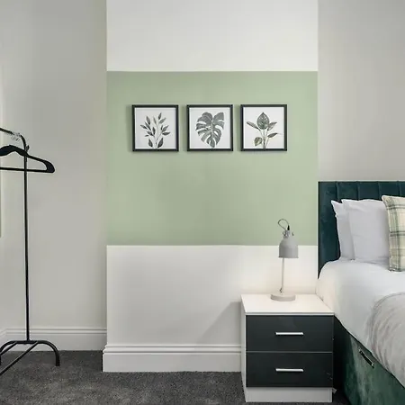 Stylish Home, Sleeps 6, Free Parking, Smart Tv, Free Wi-fi, Perfect For Groups רדקאר