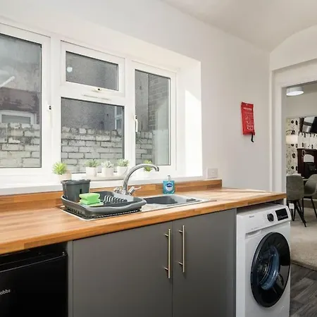 Stylish Home, Sleeps 6, Free Parking, Smart Tv, Free Wi-fi, Perfect For Groups