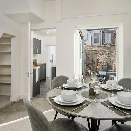 Stylish Home, Sleeps 6, Free Parking, Smart Tv, Free Wi-fi, Perfect For Groups