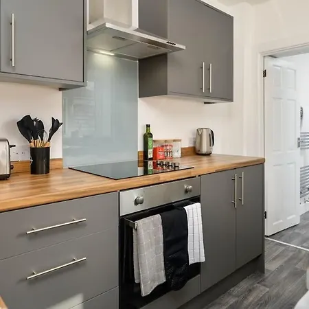 Stylish Home, Sleeps 6, Free Parking, Smart Tv, Free Wi-fi, Perfect For Groups Апартаменты Редкар